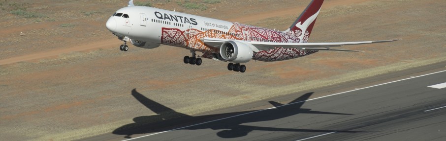 CEO da Qantas anunciou que companhia aérea considerará vacinação contra Covid-19 obrigatória para voos internacionais. Empresas do setor debatem regras futuras