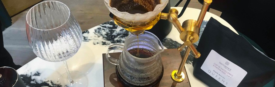 Bebida é moída e preparada na hora por um barista que atende cada cliente individualmente e prepara o café ao lado da mesa; grão é de origem etíope