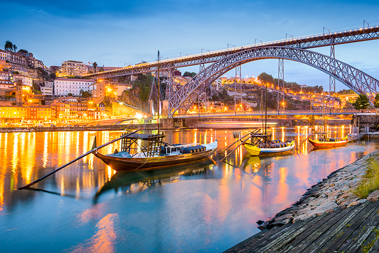 Segunda maior cidade de Portugal, Porto encanta com história, gastronomia e, claro, ótimos vinhos (Foto: Adobe Stock)