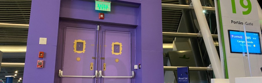 Icônica porta roxa do apartamento da personagem Monica pode ser encontrada por ali em razão da estreia do episódio especial do seriado

