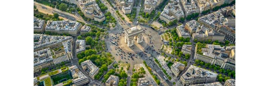 Inclinado para fora de um helicóptero, o fotógrafo Jeffrey Milstein registrou os monumentos emblemáticos e as largas avenidas da capital francesa