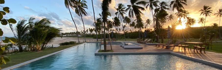 Mar azul e verde, piscinas naturais e coqueirais em frente às praias selvagens transformam as pousadas dali em destinos paradisíacos 