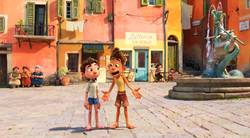 Luca e seu melhor amigo, Alberto, na praça de Portorosso, cidade fictícia da Riviera Italiana