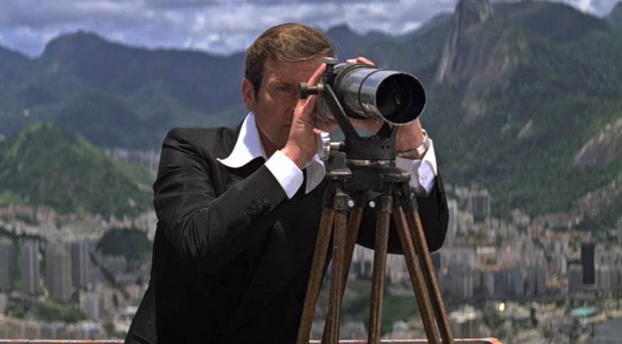 Roger Moore como o agente James Bond no filme 007 contra o Foguete da Morte, com cenas gravadas no Corcovado, no Rio de Janeiro