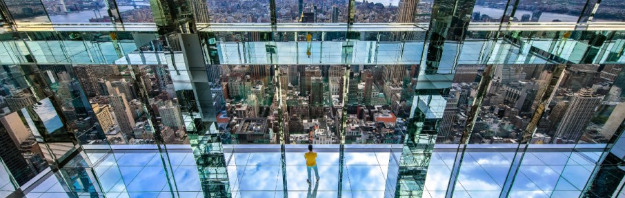 Atração ocupa últimos andares do quarto prédio mais alto da Big Apple e conta com elevadores de vidro e instalação permanente de arte