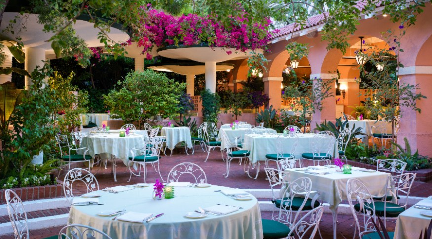 Pátio do Polo Lounge, no The Beverly Hills Hotel, restaurante que marcou gerações de estrelas e continua fazendo sucesso