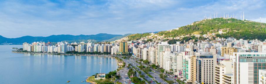 Capital de Santa Catarina, Florianópolis está entre as cidades mais visitadas no sul do país. Fácil entender o motivo: uma beleza estonteante com opções de passeios para todos os gostos e idades 