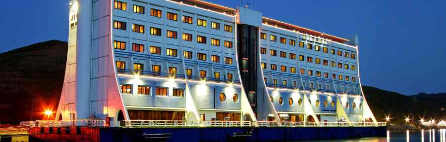 Inaugurado nos anos 1980, o luxuoso hotel que flutuava pela Grande Barreira de Corais da Austrália, chegou a servir para as famílias coreanas se reencontrarem. Hoje, está enferrujando atracado na Coreia do Norte