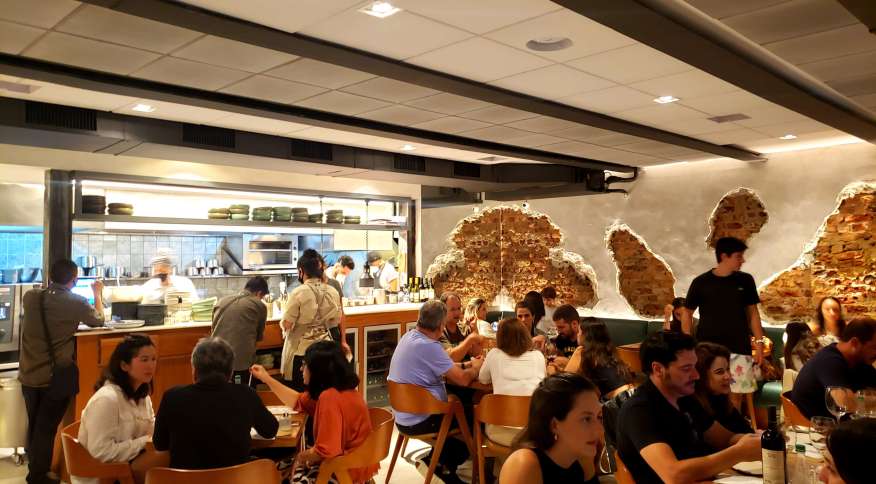 Mäska abre as portas em Ipanema e oferece pratos autorais com influências mediterrâneas, asiáticas e brasileiras