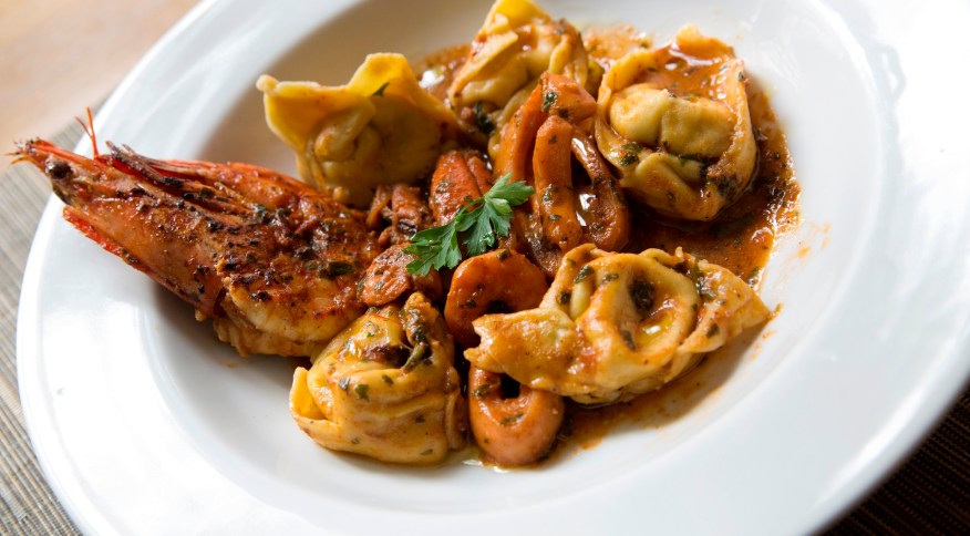Agnolotti com recheio de pescados e caldo de frutos do mardo Pina faz parte da Settima della Cucina Italiana