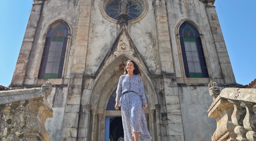 Daniela Filomeno em frente à igreja neogótica do Santuário do Caraça, na Serra do Caraça, em Minas Gerais