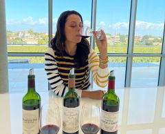 Detentora da maior área de vinícolas da França, Bordeaux produz vinhos reconhecidos mundialmente. Conhecer a produção e mergulhar na sua história é uma oportunidade única