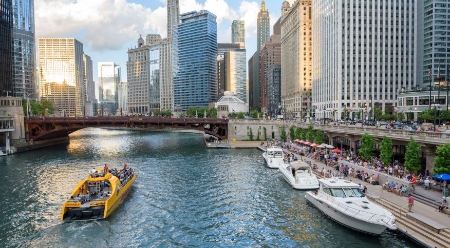 Passear pelas margens do Rio Chicago ou fazer um tour de barco por suas águas é programa obrigatório durante o verão