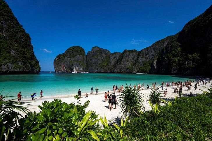 Praia Maya Bay, na Tailândia, reaberta para turistas após mais de três anos