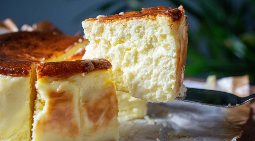 O cheesecake basco é diferente do americano, com textura mais aveludada, menos doce e, na receita original, não ganha cobertura ou caldas