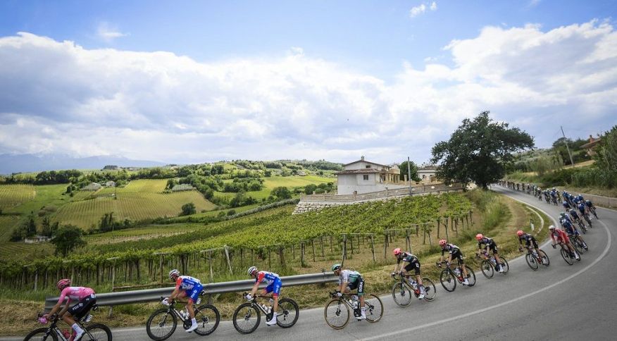 Ciclistas da elite em uma das etapas do Giro d’Itália, competição que tem 21 dias e premia com a camisa rosa – Maglia Rosa - o grande vencedor da classificação geral