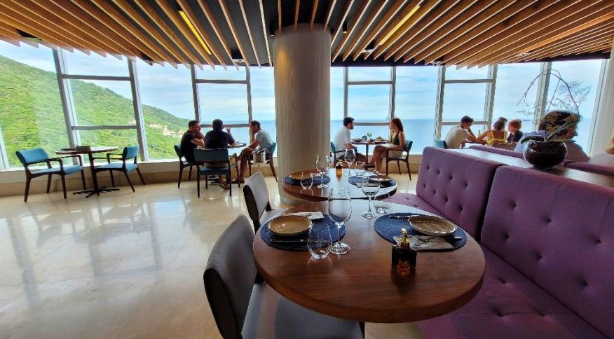 Elegante, o novo The View Rio de Janeiro conquista pelo visual, mas também por seu menu bem executado