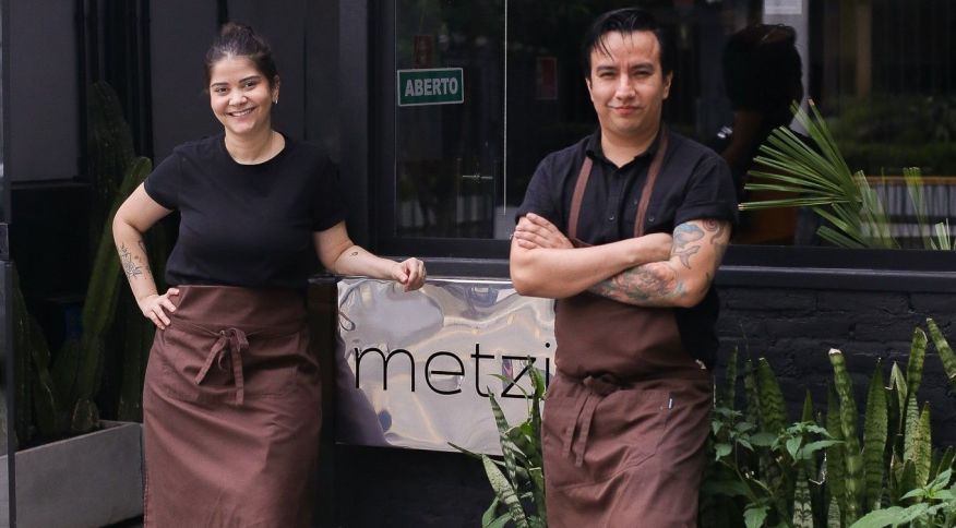 Os chefs Luana Sabino e Eduardo Ortiz, casal por trás do Metzi, casa mexicana em Pinheiros