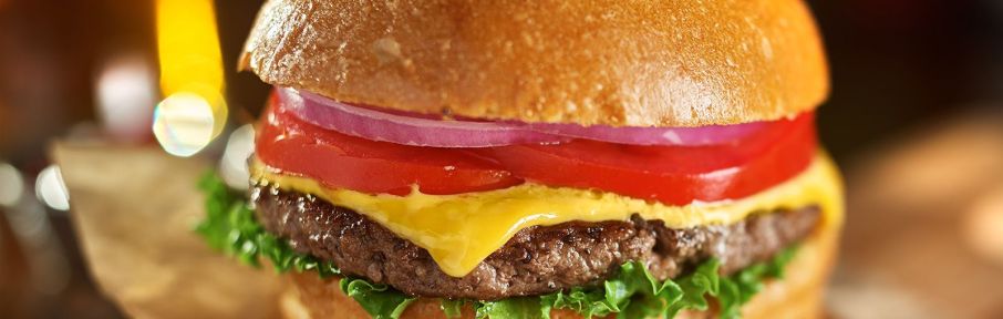 Após a recente polêmica do McPicanha no Brasil, afinal o que é um bom hambúrguer? Um expert americano conta a história do alimento, que ele considera praticamente a única invenção alimentar na América nos últimos 100 anos